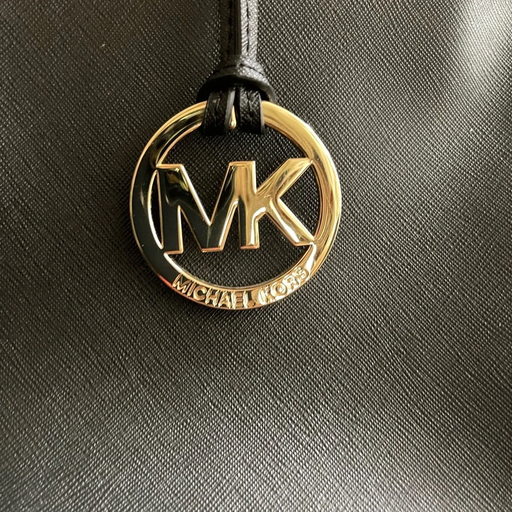 Michael Kors large black bag. Excellent condition no tears or marks on it - Picture 6 of 12